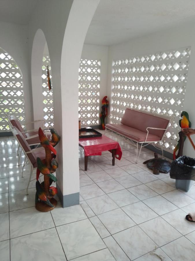 Tina'S Guest House Ocho Rios Eksteriør billede